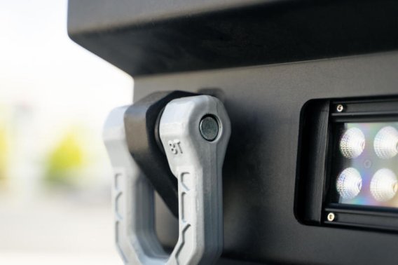 DV8 Shackles